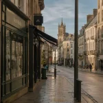 saint martin brest, rue historique avec commerces et église au fond