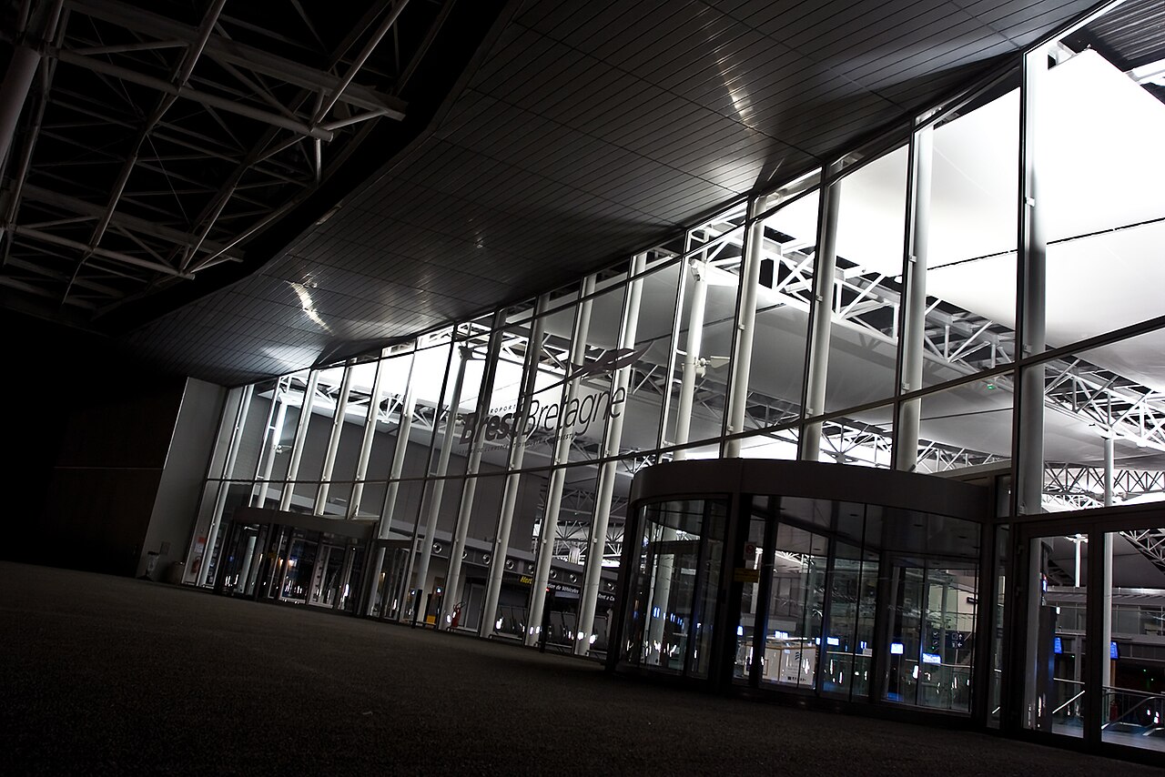 Aérogare de Brest Bretagne en 2008. Vue du terminal, distincte des parcs de stationnement.