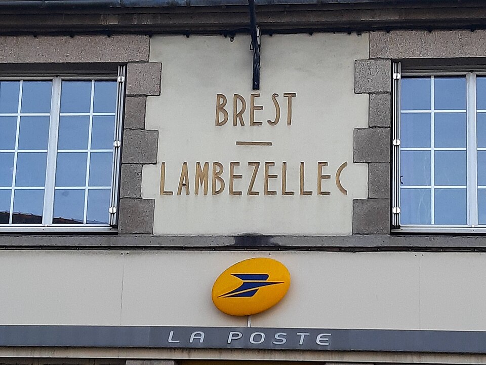 La poste de Lambézellec à Brest. Vue du quartier, distincte de la piscine Buisson.