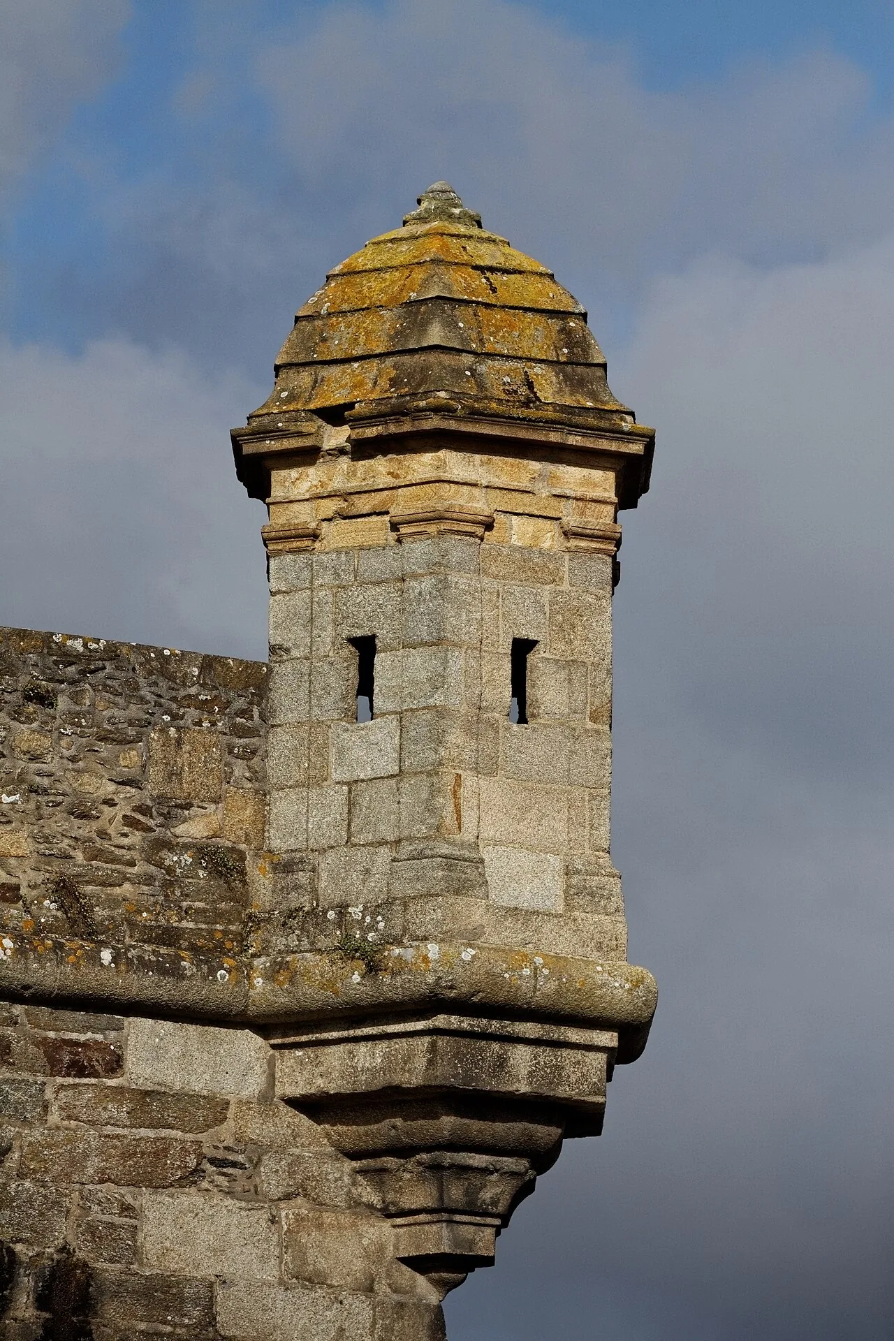 Une échauguette du château de Brest en 2012. Vue du monument, distincte du parking enclos.