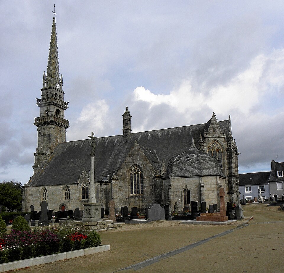 L’église Saint-Gouesnou vue du sud, le 13 octobre 2012. Vue de la commune.