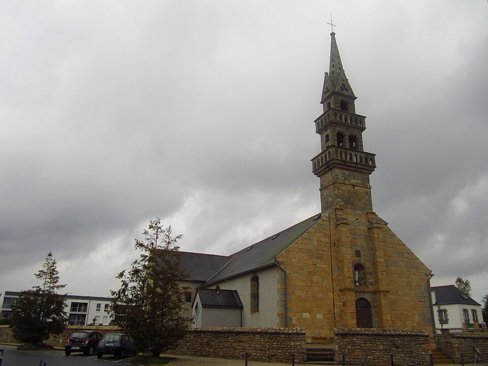 L’église Saint-Valentin dans le centre de Guilers, commune du collège Sainte-Marie.