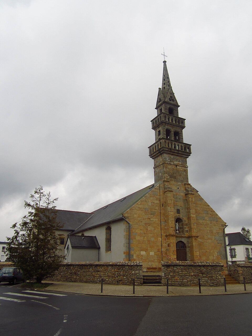 L’église Saint-Valentin à Guilers. Vue de la commune ; l’école Sainte-Thérèse n’est pas représentée.