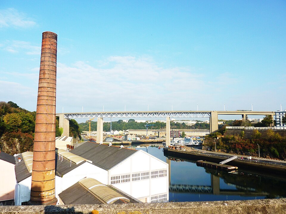 Le pont de l’Harteloire vu du plateau des Capucins, à Brest. Vue du quartier ; le lycée n’est pas représenté.