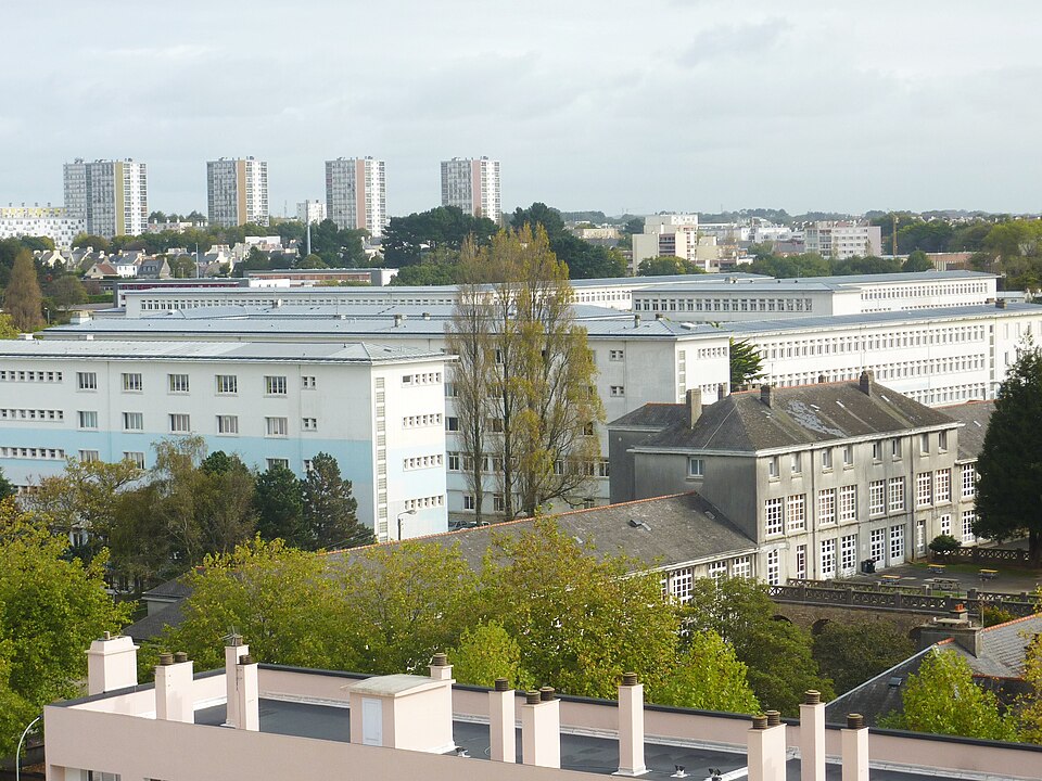 Vue de la cité scolaire de Kérichen et des tours de Pontanézen à Brest. Vue du campus, pas de l’entrée du lycée.