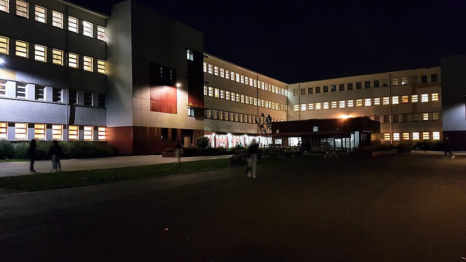Le lycée Jules Lesven à Brest, photographié de nuit en mars 2023.