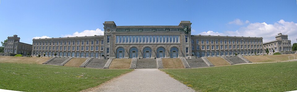 Vue panoramique du lycée naval de Brest, avril 2004.