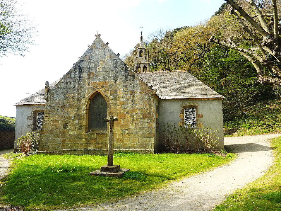 La chapelle du vieux bourg de Saint-Marc à Brest. Vue du quartier, distincte de la piscine.