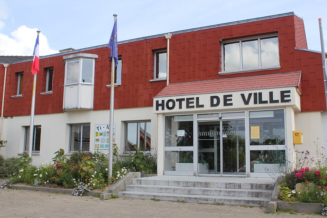 L’hôtel de ville de Plouzané. Vue de la commune où se trouve la médiathèque.