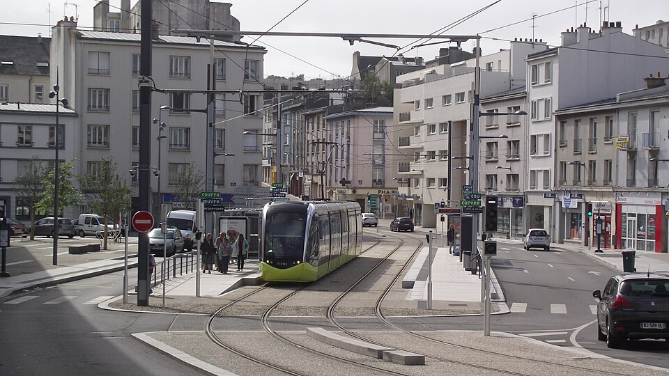 Le tramway dans le quartier de Recouvrance à Brest, vue du quartier. Photographie du 15 août 2012.