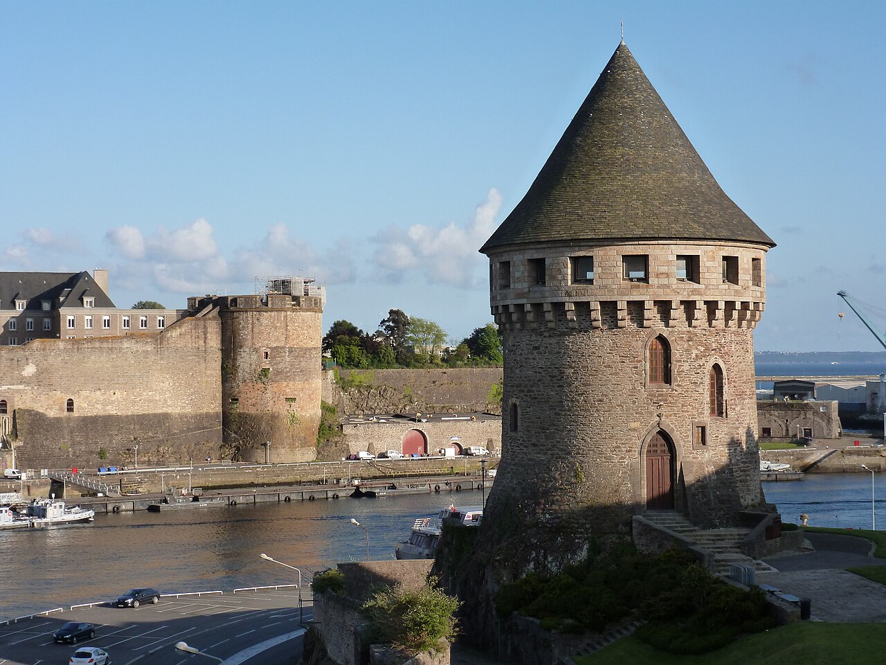 Le château de Brest vu depuis le pont de Recouvrance. Vue de Brest.