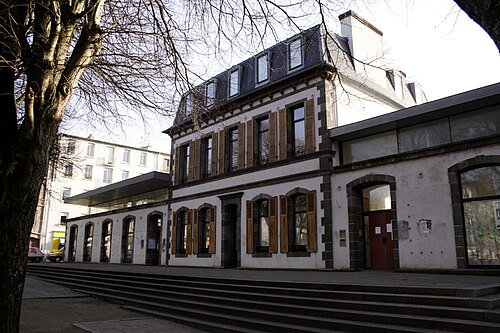 L’école et la médiathèque sur la place Guérin à Brest.
