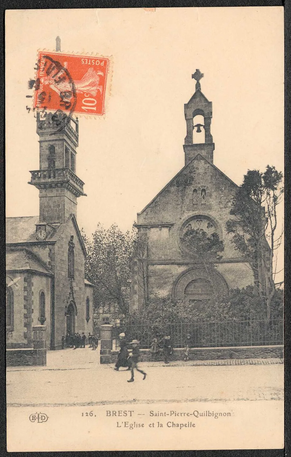 Vue ancienne de l’église et de la chapelle de Saint-Pierre-Quilbignon, vers 1920.
